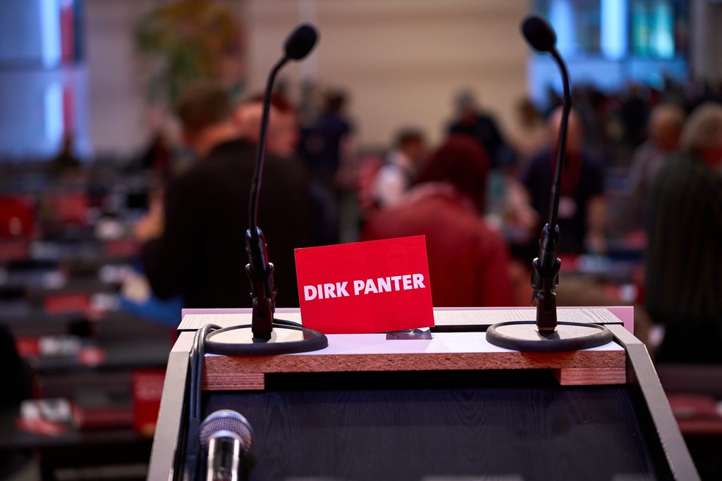 Rednerpult mit Dirk-Panter-Schild